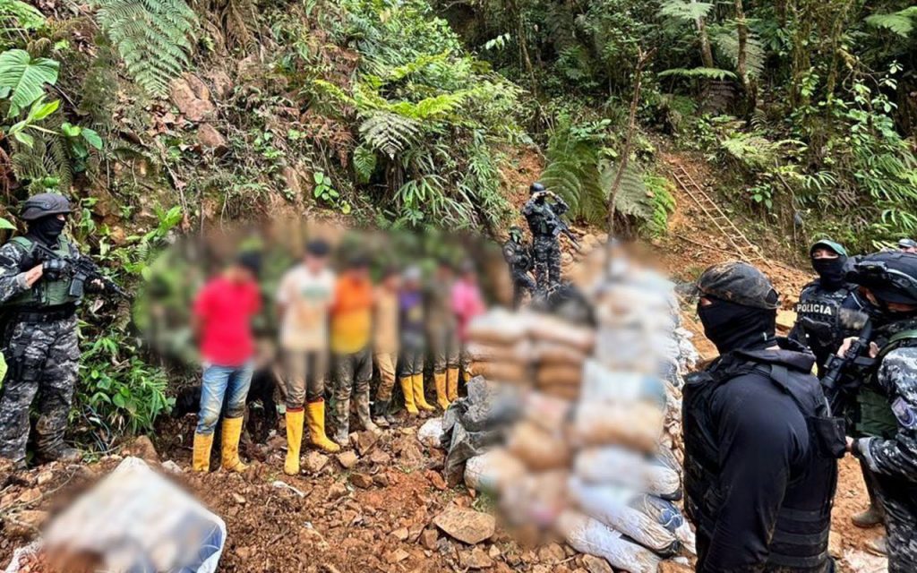 Personal policial durante la detención de los seis ciudadanos en una mina de la Ponce Enríquez.