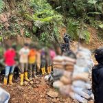 Personal policial durante la detención de los seis ciudadanos en una mina de la Ponce Enríquez.