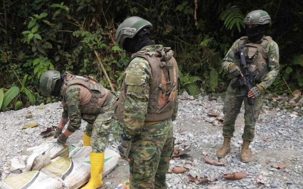 Militares durante los operativos ejecutados en el cantón Camilo Ponce Enríquez.