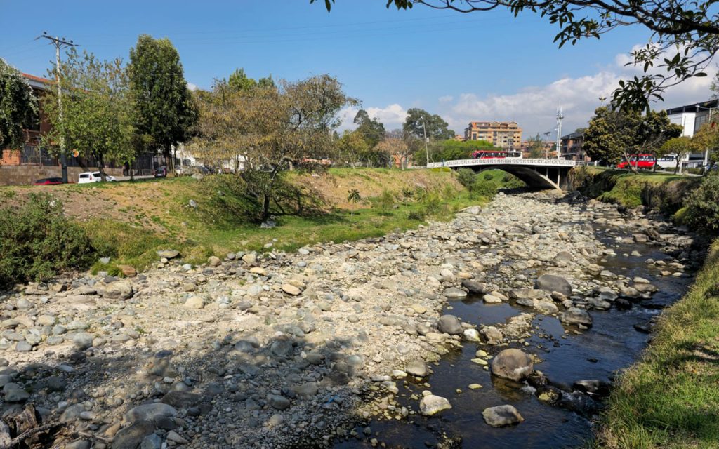 El río Tomebamba presenta un caudal en nivel bajo en medio de la ola de calor que vive Cuenca.