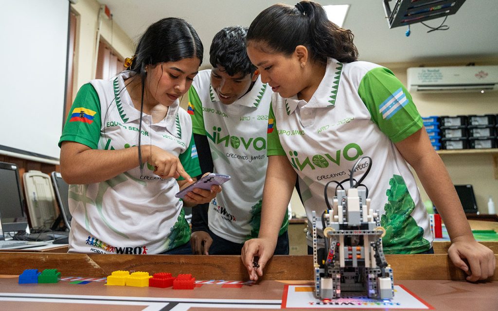 Las tres niñas forman parte del equipo que viajará al Mundial de Robótica en Turquía. /EFE