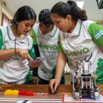Las tres niñas forman parte del equipo que viajará al Mundial de Robótica en Turquía. /EFE
