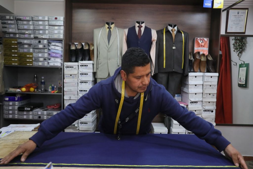 El sastre Patricio Quintuña, labora en su local comercial ubicado en las calles Sangurima y Luis Cordero.