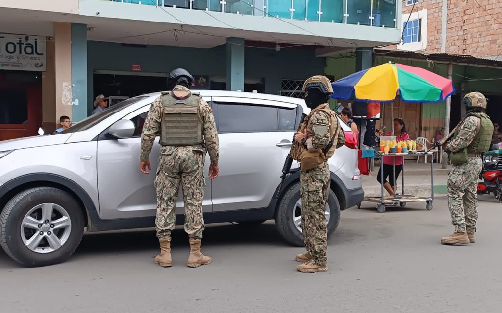 Personal militar y de la Policía Nacional ejecutará controles durante el toque de queda decreta mediante el estado de excepción. En Azuay, Ponce Enríquez es el cantón con esta medida.