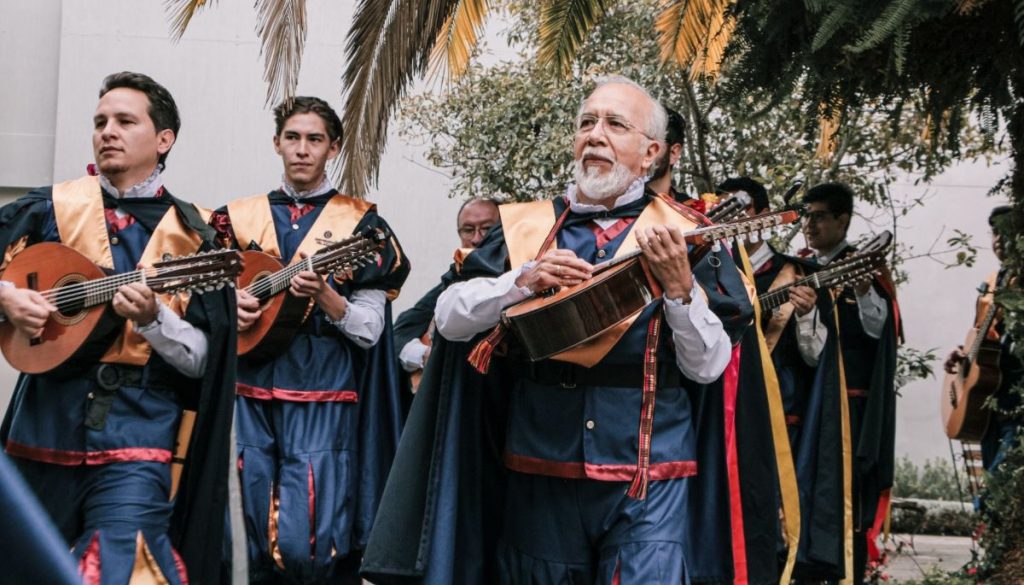 Tuna de la Universidad del Azuay (UDA), bajo la dirección de José Chalco Quezada,
