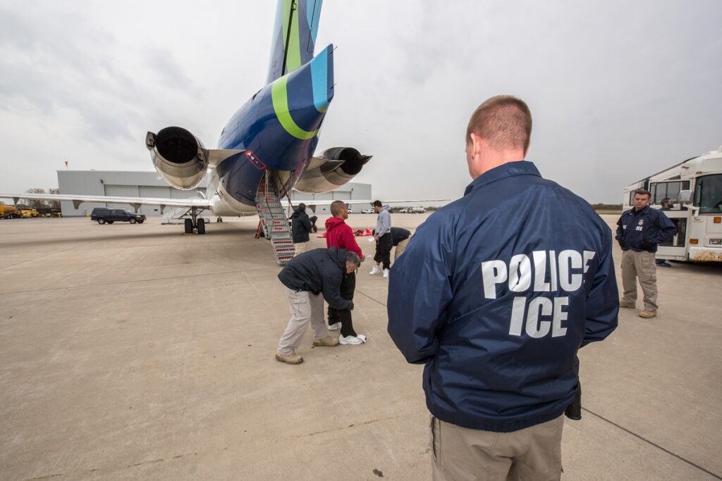 Migrantes ecuatorianos temen por el anuncio de deportación que hizo Donald Trump.