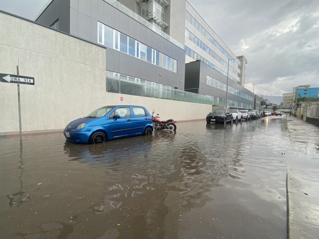 Inundación en la avenida Diez de Agosto, junto a SOLCA.