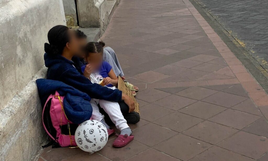 Familia captada en situación de mendicidad en las calles del Centro Histórico de la ciudad de Cuenca.