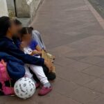 Familia captada en situación de mendicidad en las calles del Centro Histórico de la ciudad de Cuenca.