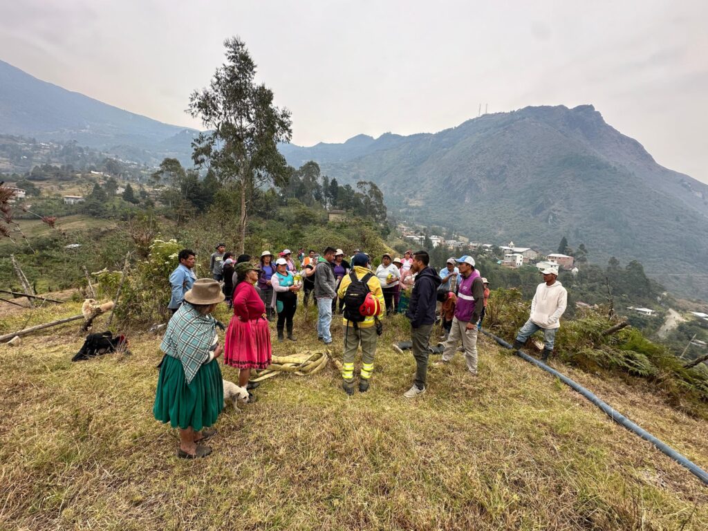 Brigadas contra incendios se dirigieron hacia Chaucha y Molleturo para continuar contra los incendios forestales.