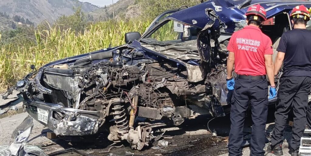 Un vehículo particular quedó con la parte frontal destrozada; uno de sus ocupantes perdió la vida a causa del percance en la vía al cantón Paute.
