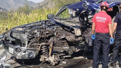 Un vehículo particular quedó con la parte frontal destrozada; uno de sus ocupantes perdió la vida a causa del percance en la vía al cantón Paute.