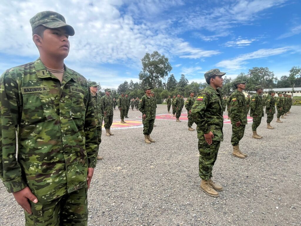 Conscriptos de la leva 2005, segunda llamada, se capacitan en el Secap para aprender sobre emprendimientos cuando terminen la instrucción.