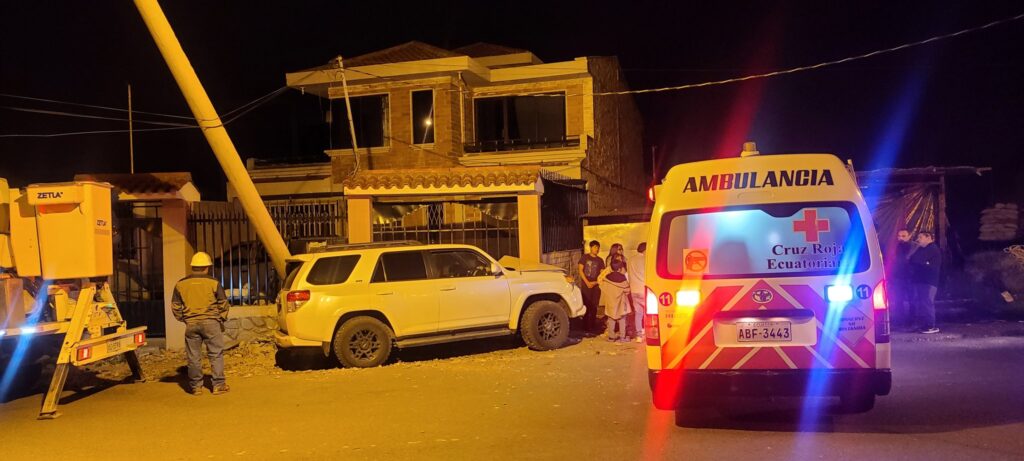 Paramédicos de Cruz Roja brindaron los primeros auxilios a las víctimas. IVM