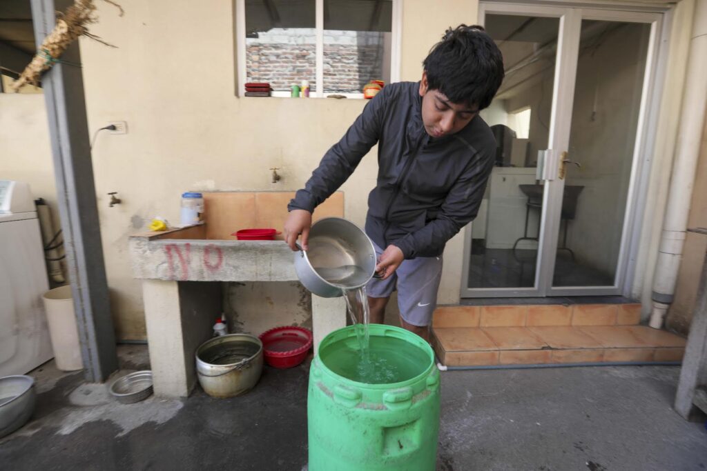Emilio Ordóñez ya comenzó a almacenar agua en caso de comenzar los cortes por falta de lluvias. /XCA