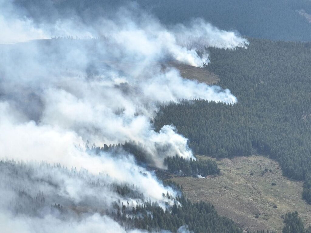 Un incendio forestal en Yanasacha pone en peligro de la captación de la Junta Administradora de Agua Potable y Saneamiento (JAAPyS) de Baños.