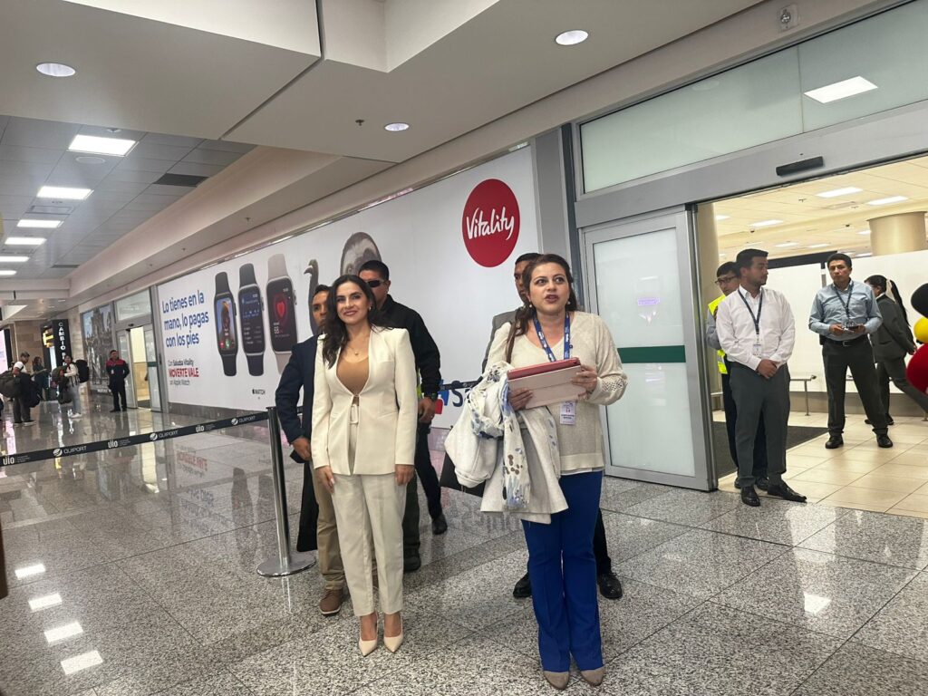 Verónica Abad regresó a Ecuador tras ser suspendida como vicepresidenta.