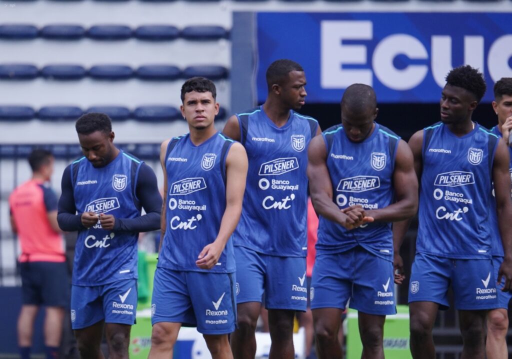 Jugadores de la Selección de Ecuador entrenan por primera vez juntos previo al partido contra Bolivia este jueves.