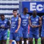 Jugadores de la Selección de Ecuador entrenan por primera vez juntos previo al partido contra Bolivia este jueves.
