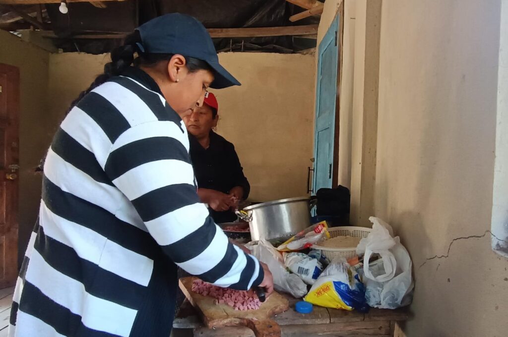 Mujeres de la comunidad de San Antonio de Chaucha preparan los alimentos para las personas que enfrentan los incendios forestales que afectan al cantón Cuenca.