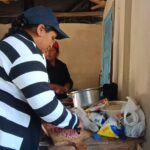 Mujeres de la comunidad de San Antonio de Chaucha preparan los alimentos para las personas que enfrentan los incendios forestales que afectan al cantón Cuenca.