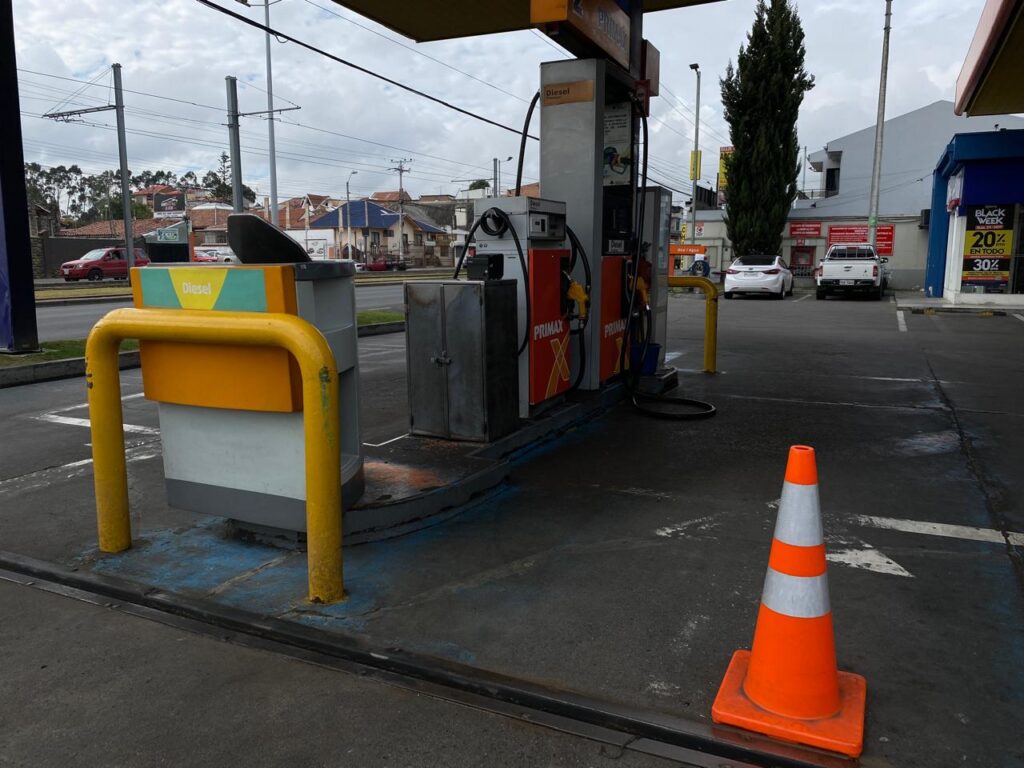 Hay estaciones de servicio de Cuenca que no tiene diésel para abastecer a los usuarios. Esperan que se regule al traer desde La Troncal.