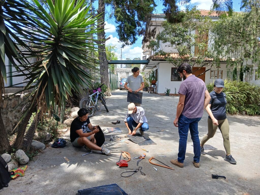 Jóvenes de Cuenca elaboran de manera voluntarios batefuegos para combatir los incendios forestales.