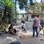 Jóvenes de Cuenca elaboran de manera voluntarios batefuegos para combatir los incendios forestales.