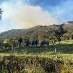 Personal de distintas instituciones de la ciudad y la provincia apoyan para enfrentar los incendios forestales en Azuay.