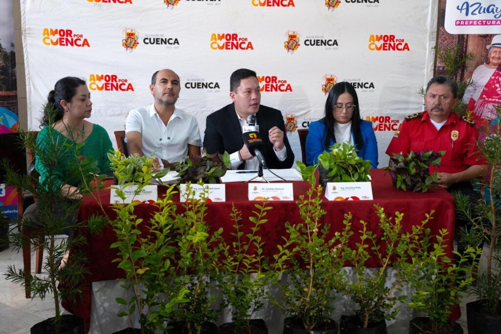 El alcalde Zamora y el Prefecto Lloret cuestionaron, lo que llamaron falta de apoyo, en el accionar del Gobernador Santiago Malo frente a las convocatorias del COE cantonal.