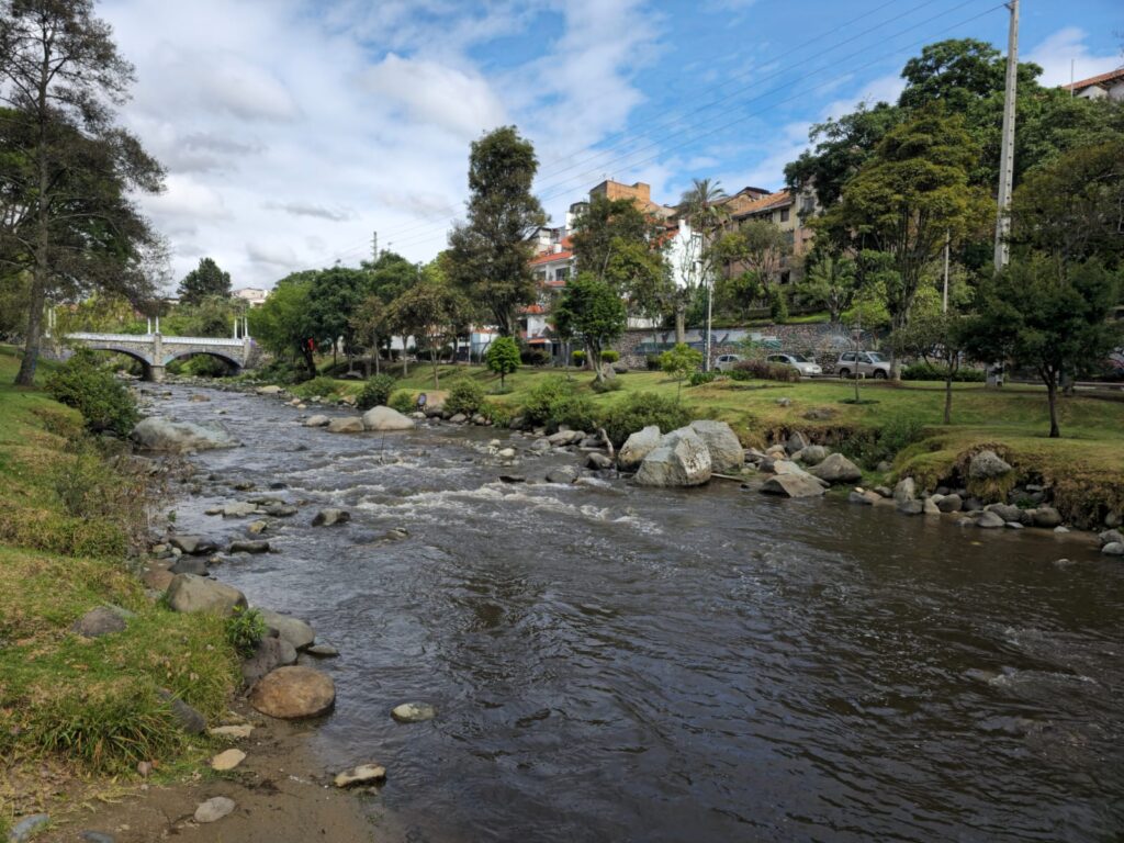 Este jueves 28 de noviembre de 2024 se observa que el río Tomebamba mejoró el nivel de su caudal, lo que le permitió salir de estiaje y registrar un estado ‘normal’.