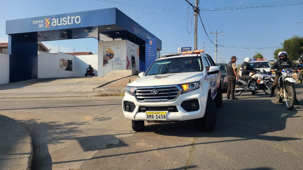 Personal policial recopila información sobre el sorbo de una autobanco en Cuenca.