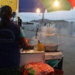 Venta de alimentos en la calle. Hay riesgo de gastroenteritis. Esto por contaminación de alimentos y falta de higiene.