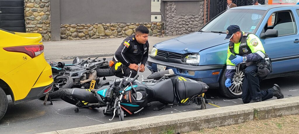 Dos agentes de tránsito resultaron heridos en choque por alcance. IVM