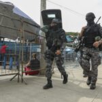 Personal de seguridad está en los exteriores de la Penitenciaría del Litoral, en Guayaquil.