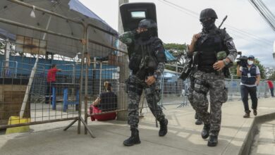 Personal de seguridad está en los exteriores de la Penitenciaría del Litoral, en Guayaquil.