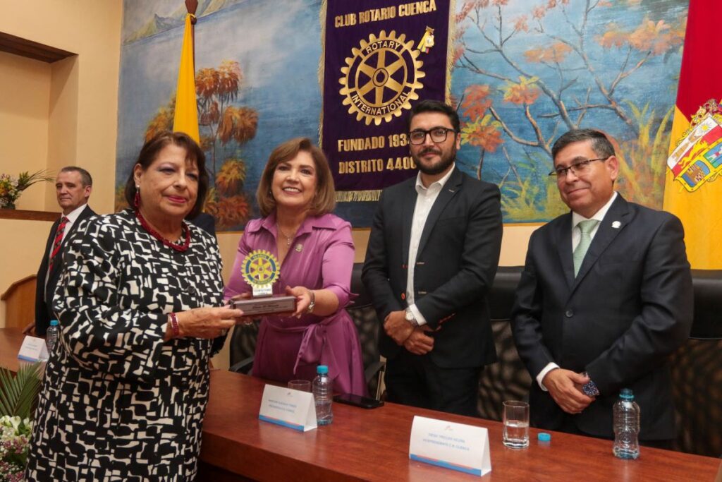 Marlene Quezada Torres, presidenta del Club Rotario, entrega una placa conmemorativa a Marina Merchán Luco, exgerente de Diario El Mercurio.