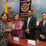 Marlene Quezada Torres, presidenta del Club Rotario, entrega una placa conmemorativa a Marina Merchán Luco, exgerente de Diario El Mercurio.
