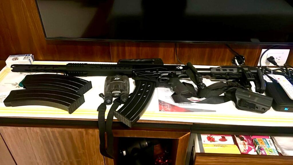 Armas y dinero en efectivo se hallaron durante los operativos ejecutados por la Fiscalía en Azuay.