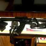 Armas y dinero en efectivo se hallaron durante los operativos ejecutados por la Fiscalía en Azuay.