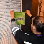 Representantes de la Intendencia procedieron con la notificación a los locales clausurados por venta de licor sin permiso.