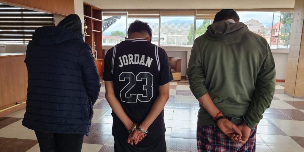 Angélica S., de 32 años, Bryan T., de 23 años y Jefferson J., de 31 años fueron detenidos como presuntos autores de robo de teléfonos.