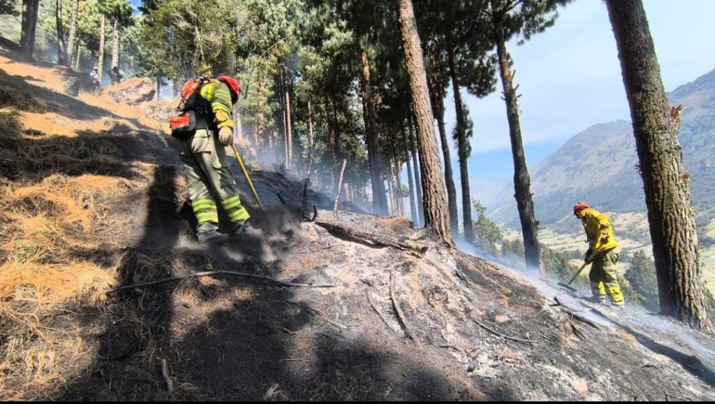 Comuneros, bomberos y militares conforman las brigadas para combatir los incendios forestales en Azuay