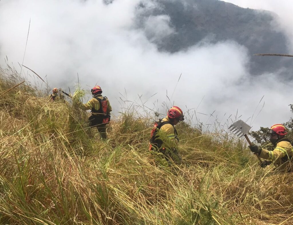 Las labores continúan en Azuay para sofocar los incendios forestales.
