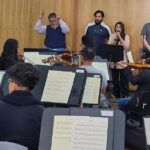 La Orquesta Sinfónica de Cuenca durante un ensayo con el solista Diego Zamora.