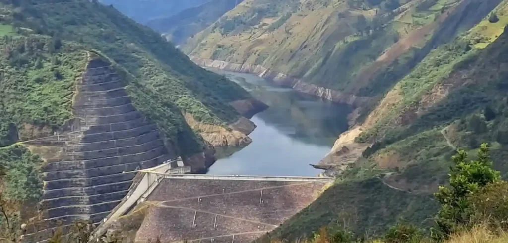 Paneles solares flotantes en el embalse de Mazar