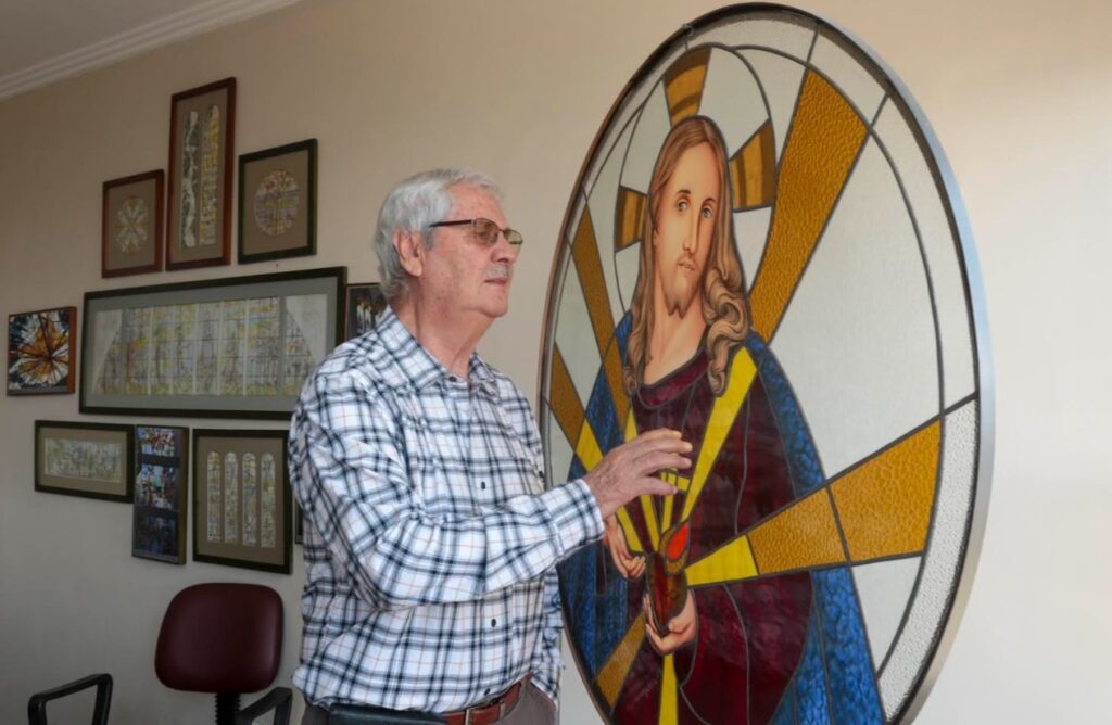 El maestro vitralista, Patricio León Bustos, junto a una de sus obras en su casa taller. XCA