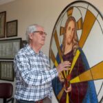 El maestro vitralista, Patricio León Bustos, junto a una de sus obras en su casa taller. XCA