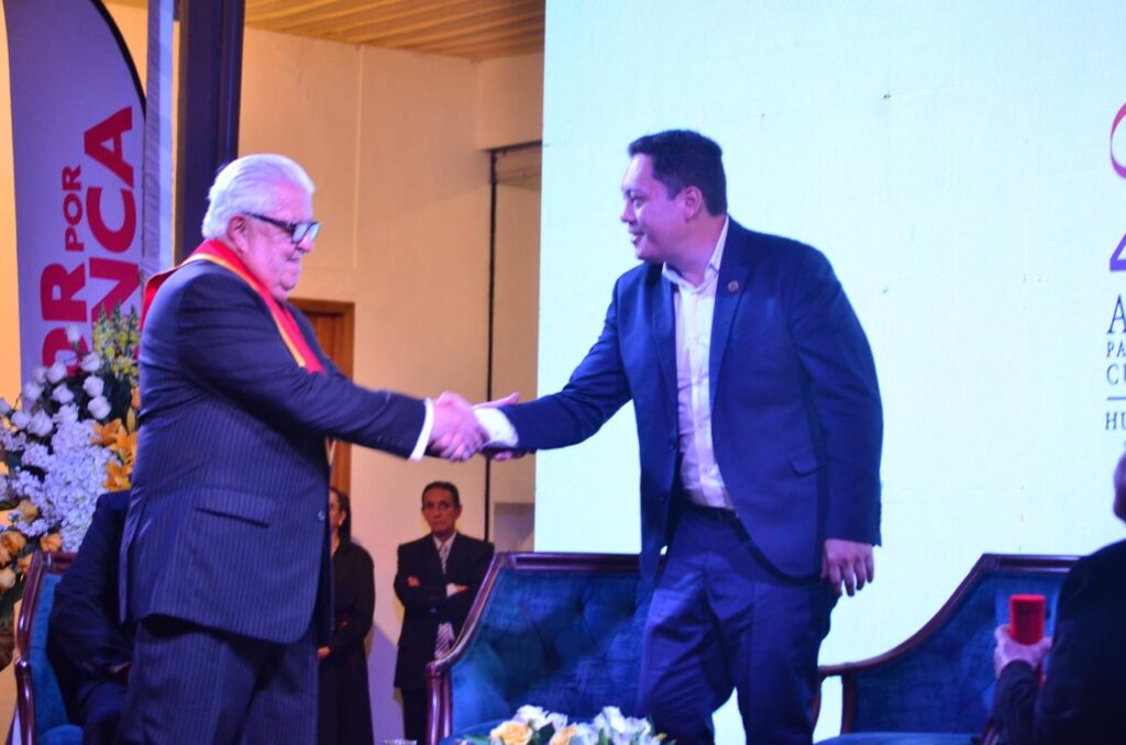 Cristian Zamora, alcalde de Cuenca, entregó a Fernando Cordero, la presea Cuenca Patrimonio Cultural de la Humanidad.