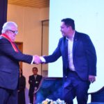 Cristian Zamora, alcalde de Cuenca, entregó a Fernando Cordero, la presea Cuenca Patrimonio Cultural de la Humanidad.